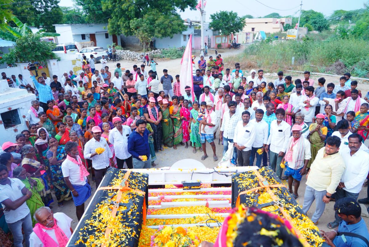BagathNomula's tweet photo. పెద్దవురా మండలం వెల్మగూడెం గ్రామంలో ఎన్నికల ప్రచారం నిర్వహించి కార్యక్రమాన్ని ఉద్దేశించి ప్రసంగించడం జరిగింది.

#KCROnceAgain 
#VoteForCar https://t.co/sWmn08vEps