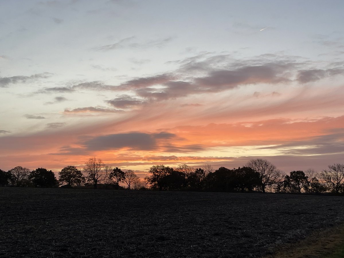 TimWragby's tweet photo. A stunning #Lincolnshire_skies sunrise taken from near Goltho church @LincsSkies @LincsLife https://t.co/MyfdkPZfiV