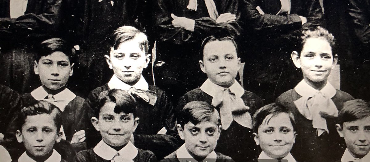 İyi Kötü ve Çirkin, Batı'da Kan Var, Bir Zamanlar Amerika'da gibi efsane filmlerin yönetmeni Sergio Leone ile bu filmleri en az bir gömlek yukarı çıkaran müziklerinin sahibi Ennio Morricone sınıf arkadaşlarıymış! 

Şu sıralar <a href="/mubiturkiye/">MUBI Türkiye</a>'de gösterimde olan Ennio belgeselinden.