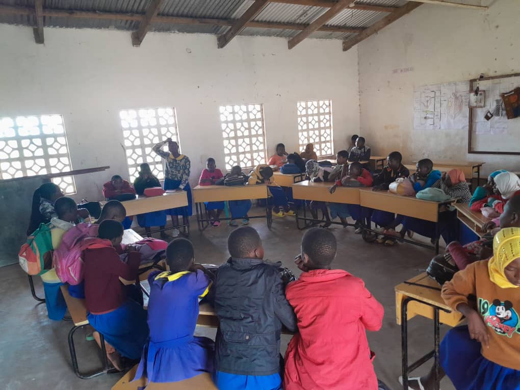 AliceChiwaya1's tweet photo. Free space to our Girls, discussing issues to end child marriage and GBV. When you educate a girl child you have educate a nation. @ACTafricanchild @AUYouthProgram @EduCannotWait @awdf01 @unwomenmalawi https://t.co/mwbibfruI1