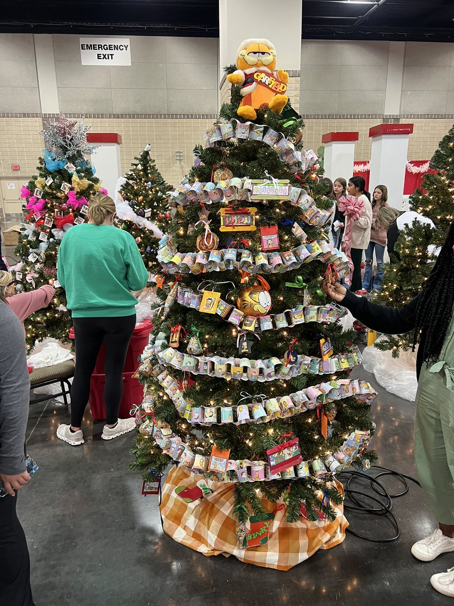 mstaal_kcsavid's tweet image. The holidays are upon us!  If you venture out to Fantasy of the Trees, check out the @NMS_Rangers AVID/Art Club “Garfield” tree.  Just our way of supporting East Tennessee Children’s Hospital this season.  #studentcreated #teamwork