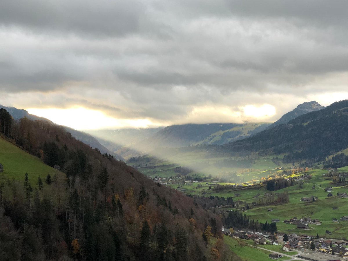 meteoschweiz's tweet photo. Um die #Lokalprognosen noch präziser zu machen, werden die Vorhersagen der Wettermodelle nachbearbeitet, oder neudeutsch: Es wird ein #Postprocessing gemacht. Mehr dazu lesen Sie in unserem #MeteoBlog unter https://t.co/YXN5hjSKeh.  (Bild aus Ebnat-Kappel,  Meteomeldungen/App) https://t.co/UoJic9I2Fi