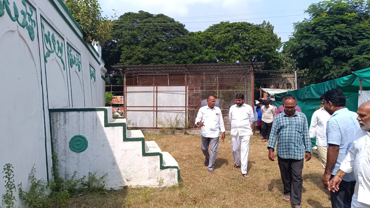 TDPConnects's tweet photo. గుంటూరు నగరంలోని నగరంపా���ెం మెయిన్ రోడ్డు లో గల ప్రముఖ పురాతన ఈద్గా పునర్నిర్మిస్తామంటూ అంజుమాన్ కమిటీ అధ్యక్షుడు కనుమ చెప్పడంతో  స్థానిక ప్రాంత ప్రజలు ఈద్గా కమిటీ వారు సంప్రదించడంతో స్థానిక ప్రజలతో కలిసి  ఈద్గాను  పరిశీలించడం జరిగింది

 ఈద్గా నిజంగానే శిధిలావస్థకు చేరిందని ఏ ఆధారాలతో అంజుమాన్ కమిటీ సభ్యుడు చెప్పాడో రుజువుగా చూపాలని ఈద్గా  పునర్నిర్మించడంకి వ్యతిరేకం కాదని స్థానిక ప్రజలు కమిటీ వా��ితో చర్చించాలని వారి అభిప్రాయాలను సేకరించి నిజంగానే ఈద్గా శిథిలావస్థలో ఉంటే  పునర్నిర్మాణం చేపట్టాలని నిష్ణాతులైన  ఇంజనీర్లతో పరిశీలించాలని నూతన కట్టడానికి అన్ని విధాలుగా ఆర్థికపరంగా కూడా  ఎంత ఖర్చు అయినా సహాయం చేస్తానని  తెలపడం జరిగింది.
#WhyAPHatesJagan
#TDPJSPTogether
#MohammedNaseer
#GunturEastConstituency
#GunturDistrict
#TDPGuntur
#TeluguDesamParty
#NaraChandraBabuNaidu
#NaraLokesh
#Yuvagalam
#BhavishyathukuGuarantee
#APNeedsCBN