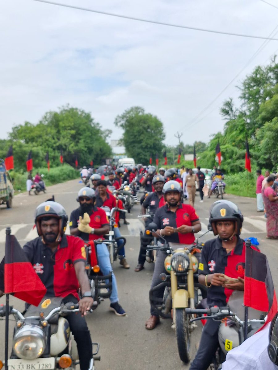 DmkRiders's tweet photo. தமிழுக்கு செம்மொழி அங்கீகாரம் பெற்றுத்தந்த முத்தமிழ் அறிஞர் தலைவர் கலைஞர் மண்டலம், தஞ்சை - ஒரத்தநாடு சட்டமன்ற தொகுதியில் மாண்புமிகு அமைச்சர் சின்னவர் @Udhaystalin அவர்களின் எழுச்சிமிகு #DMKRiders பிரச்சார குழுவினர் நீட் விலக்கு குறித்து விளக்கி குடியரசு தலைவருக்கு அனுப்ப இருக்கும் தபால் அட்டையில் கையழுத்து பெற்றனர்.
#Udhay4Youth
#BanNeet