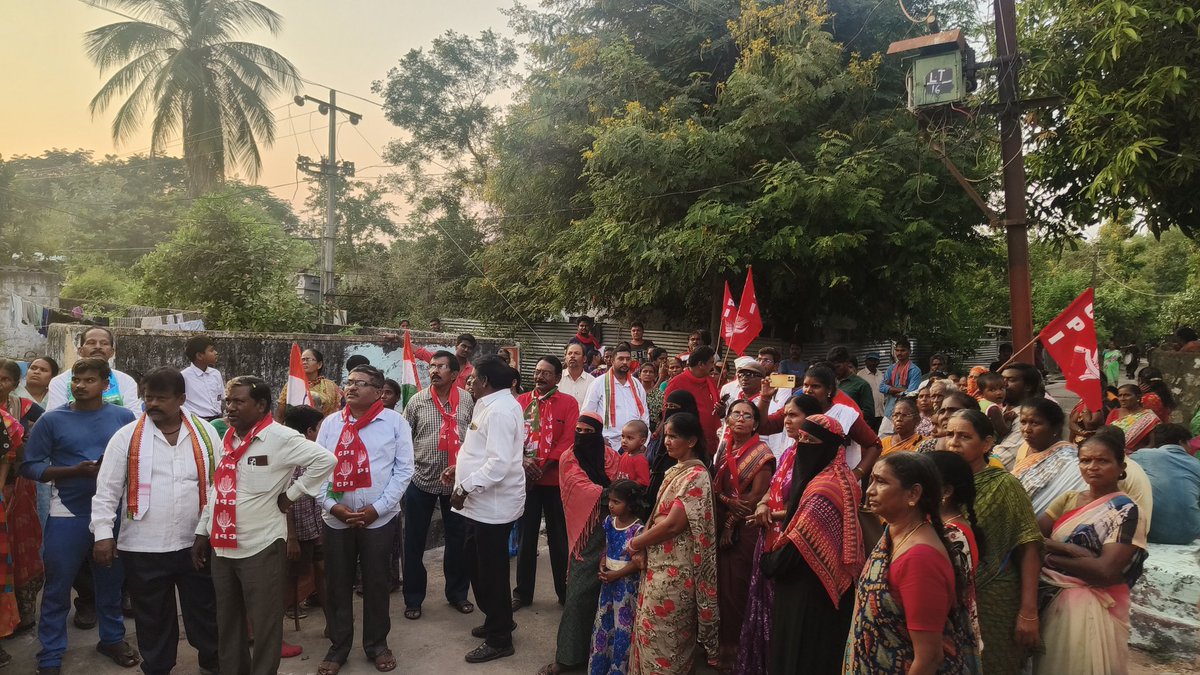 kunamneni_rao's tweet photo. కొత్తగూడెం మున్సిపాలిటీ పదో వార్డ్ లో కాంగ్రెస్ సిపిఎం టిడిపి, సిపిఐ ఎంఎల్ ప్రజా పందా, తెలంగాణ జన సమితి పార్టీలు బలపరిచిన సిపిఐ కొత్తగూడెం నియోజకవర్గ అభ్యర్థి కూనంనేని సాంబశివరావు గారికి ప్రజలు ఘన స్వాగతం పలికారు..

#kunamnenisambasivarao 
#CPI #VoteForCPI 
#Vote4CPI https://t.co/PPFj4Kj4iC