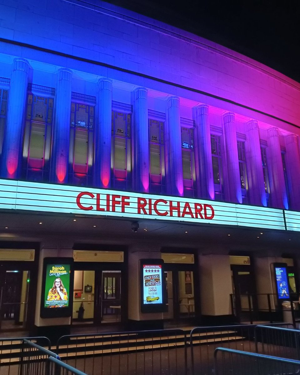 Behind-the-scenes prep for Cliff Richard and Sassy at the Hammersmith Apollo! 

For this multicam project, we deployed numerous Canon CN7s, CN10s and CN20s paired with a mixture of Sony FX3s, 6s and FX9s as well as FR7s, ensuring we captured every moment of this two-day event.