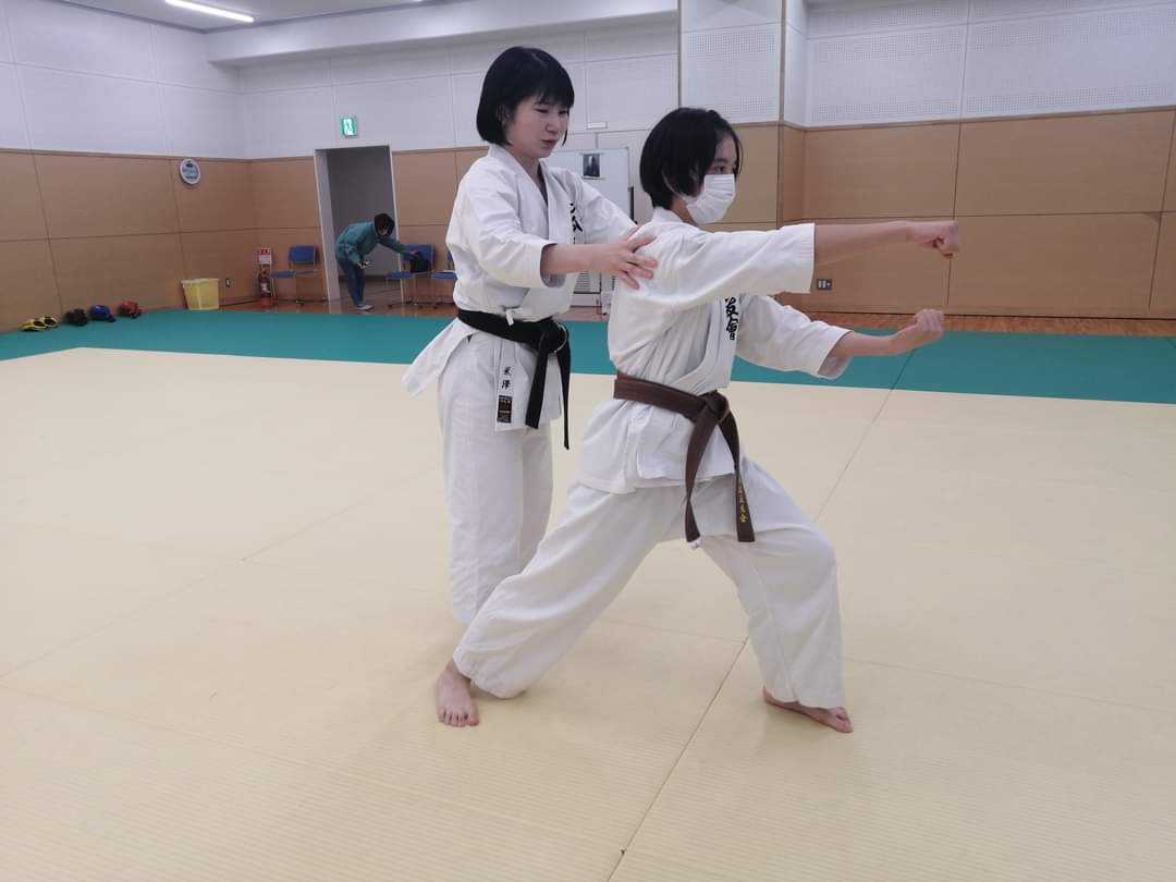 karateseiyukai's tweet photo. 11/19(日)
大分大学空手道部から,米澤優花選手に来てもらい,「形」の特別稽古を行いました。
現役の形選���から,上手な足の運び方や身体の使い方を指導してもらい,たいへん勉強になりました。
ありがとうございました。
#空手道 #正友会 #空手拳道 #硬式空手 #古武道 #空手拳道正友会 #空手道最高 #大分 https://t.co/0gDAvAGpZR