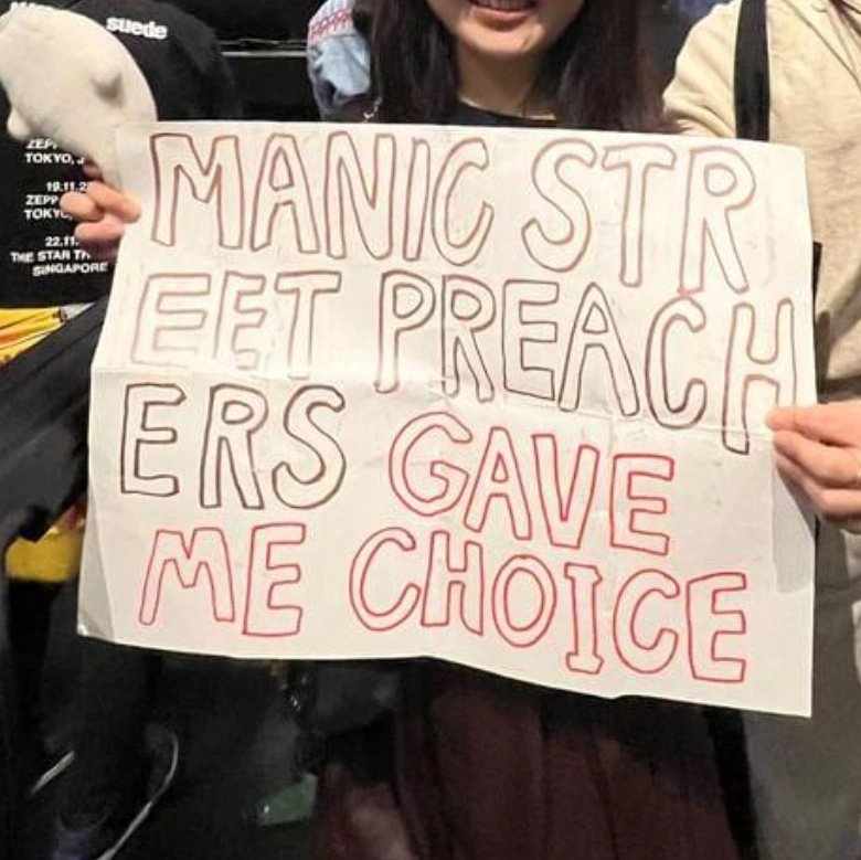 manicslover's tweet photo. 『1985』演奏中の"Morrisey and Marr gave me choice"という歌詞の場面で"Manic Street Preachers gave me choice"というプラカードを掲げたら、ジェームズがめっちゃ目をしかめて読んでくれた😭😭😭
#manics #マニックス #manicstreetpreachers https://t.co/z1QLc9PJ84
