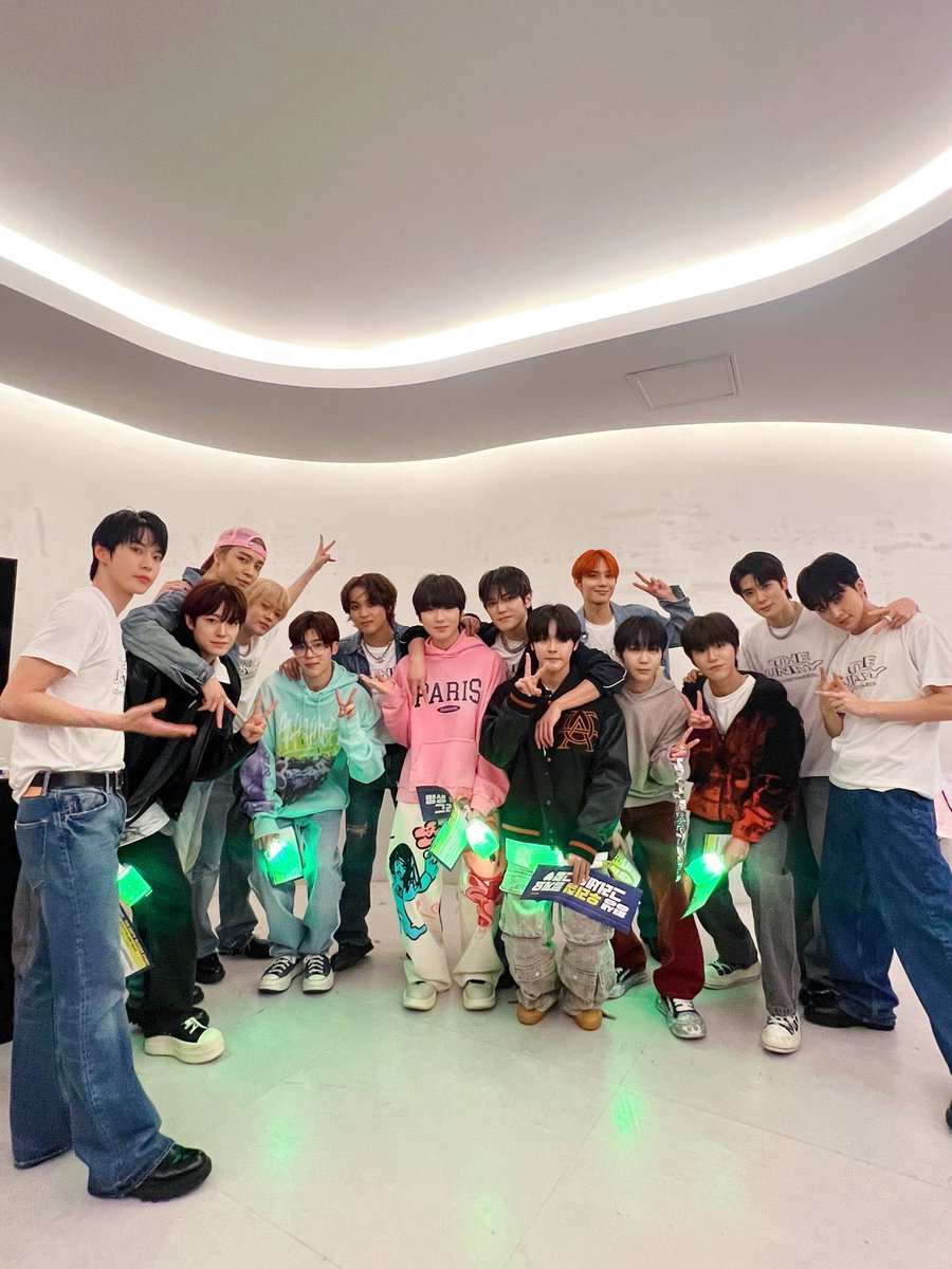 Look here friends, who came to our concert on the third day? Yes, it is true, 𝐍𝐂𝐓𝐍𝐄𝐖𝐓𝐄𝐀𝐌 dan 𝐍𝐂𝐓 𝐃𝐑𝐄𝐀𝐌. After making new memories with their czennies, NCT 127 didn't forget to also make memories with their beloved younger siblings.