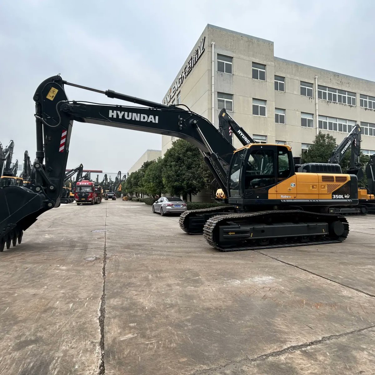 Beth_6_66's tweet photo. HYUNDAI R350LVS excavator 27ton 221kw with 1.6cbm bucket! https://t.co/gQol67T4VN