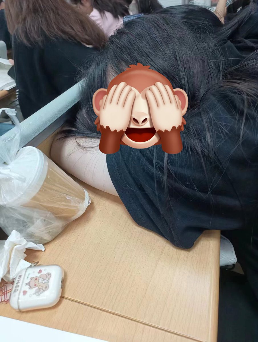 a_kimo1979's tweet photo. 上课不到20分钟，整个教室贼安静 #大学生 #女大学生 https://t.co/jrQp6hWS9C