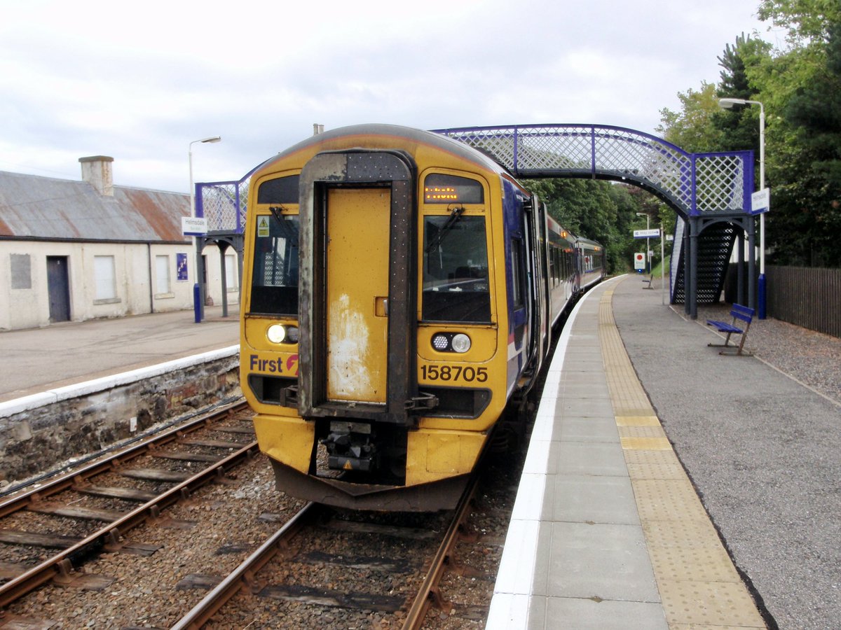 RegalEagle12's tweet photo. Crossing point. 158705 on the 1038 Inverness-Wick service waits for a passing service at Helmsdale. 25 August 2010. https://t.co/rTCbXxp4i8