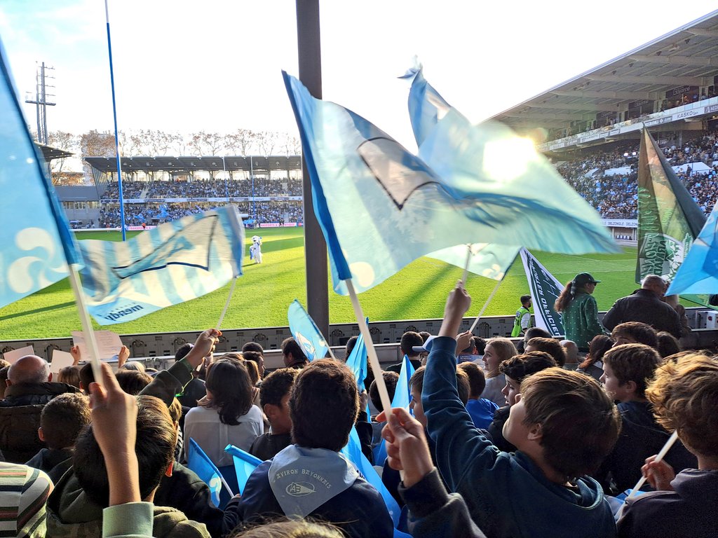 ClgBidache's tweet photo. Les #collégiens de la section rugby du collège du Pays de Bidache, samedi 18 novembre 2023, supporters de l 'Aviron Bayonnais. @avironrugbypro.Et ils ont gagné ! Un grand moment de ferveur au stade Jean Dauger!#bardos #Bidache #unss64 @AcBordeaux @dsden64 https://t.co/C4xNsIELsq