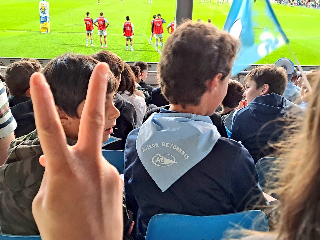 ClgBidache's tweet photo. Les #collégiens de la section rugby du collège du Pays de Bidache, samedi 18 novembre 2023, supporters de l 'Aviron Bayonnais. @avironrugbypro.Et ils ont gagné ! Un grand moment de ferveur au stade Jean Dauger!#bardos #Bidache #unss64 @AcBordeaux @dsden64 https://t.co/C4xNsIELsq