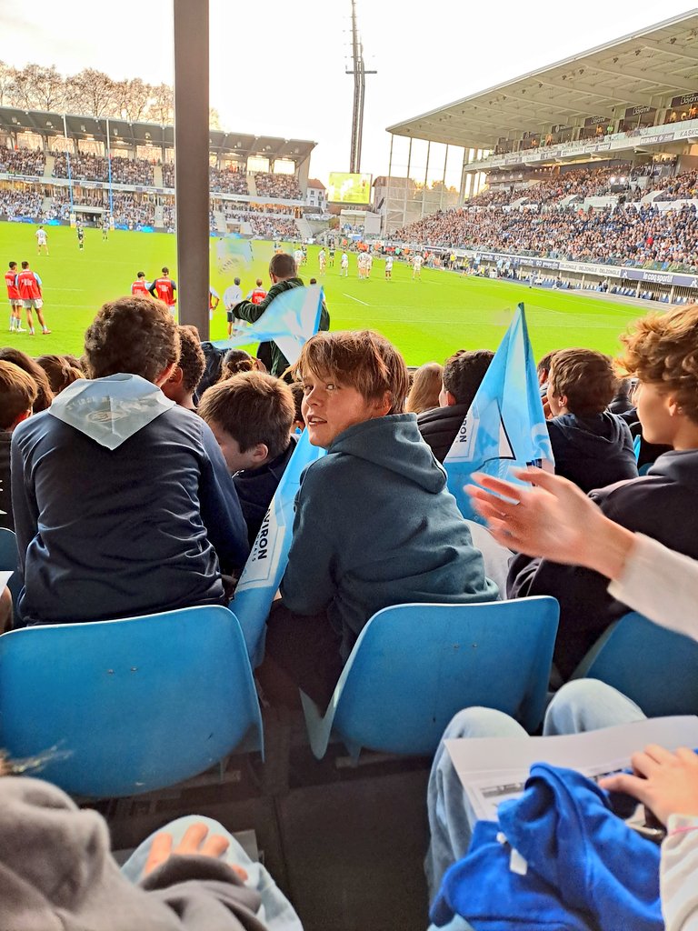 ClgBidache's tweet photo. Les #collégiens de la section rugby du collège du Pays de Bidache, samedi 18 novembre 2023, supporters de l 'Aviron Bayonnais. @avironrugbypro.Et ils ont gagné ! Un grand moment de ferveur au stade Jean Dauger!#bardos #Bidache #unss64 @AcBordeaux @dsden64 https://t.co/C4xNsIELsq