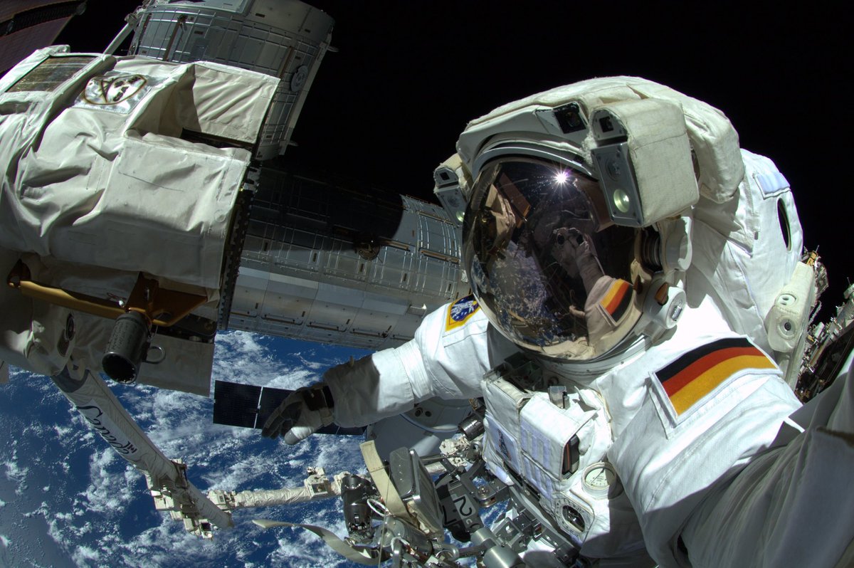 Astro_Pablo_ESA's tweet photo. ¡Feliz cumpleaños! Hoy la estación espacial internacional cumple 25 años.

El 20 de noviembre de 1998 se lanzaba el primer módulo. 
Para celebrarlo, algunos datos sobre la estación espacial:

💨Viaja a 28000 km/h (7,66 Km cada segundo!)
🌎Ha dado más de 140.000 vueltas a la tierra y da una vuelta cada hora y media
👩‍🚀 273 astronautas de 21 países distintos han estado allí
🛰️Pesa 460 toneladas y es del tamaño de un campo de fútbol
👀 Se puede ver a simple vista
🧬En la ISS Se han llevado a cabo más de 3000 experimentos 🧫🔭🔬🧪

Os dejo algunas de las mejores fotos que he podido encontrar:

Credits: @NASA @esa