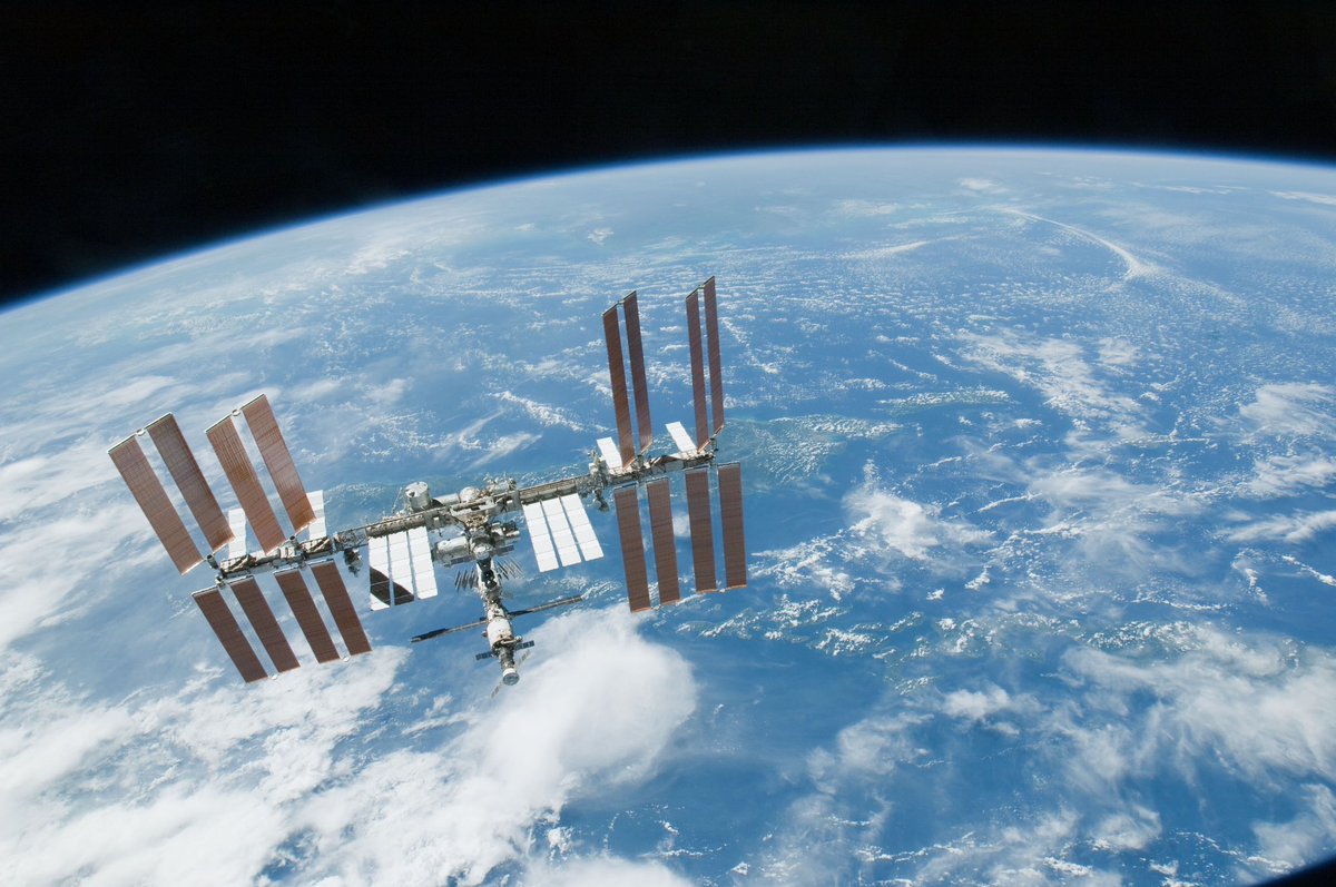 Astro_Pablo_ESA's tweet photo. ¡Feliz cumpleaños! Hoy la estación espacial internacional cumple 25 años.

El 20 de noviembre de 1998 se lanzaba el primer módulo. 
Para celebrarlo, algunos datos sobre la estación espacial:

💨Viaja a 28000 km/h (7,66 Km cada segundo!)
🌎Ha dado más de 140.000 vueltas a la tierra y da una vuelta cada hora y media
👩‍🚀 273 astronautas de 21 países distintos han estado allí
🛰️Pesa 460 toneladas y es del tamaño de un campo de fútbol
👀 Se puede ver a simple vista
🧬En la ISS Se han llevado a cabo más de 3000 experimentos 🧫🔭🔬🧪

Os dejo algunas de las mejores fotos que he podido encontrar:

Credits: @NASA @esa
