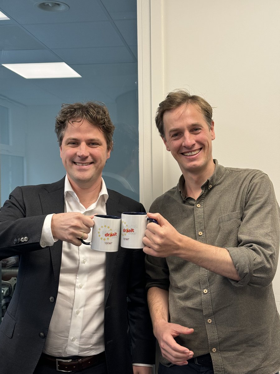eurdraaitdoor's tweet photo. Iedere dag is er wel een verkiezingsdebat, maar één thema ontbreekt steeds: Europa.

Wel of geen uitbreiding? Wat te doen met Oekraïne? En zijn controversiële migratiedeals de oplossing? We legden het allemaal voor aan @DassenLaurens &amp; @HenriBontenbal 

⬇️
https://t.co/V68r8327LX https://t.co/jb3YbWLjtN