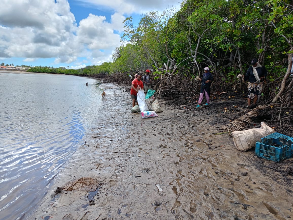 FazaYouth's tweet photo. Under @Kemsfed #plasticcollection with the help of community cleaning and plastic collection is not only about the immediate cleanup of #ocean but about fostering a long-term commitment to environmental stewardship and sustainable practices. #beachpollution #ecosystemrestoration https://t.co/DDqEdQvjdC
