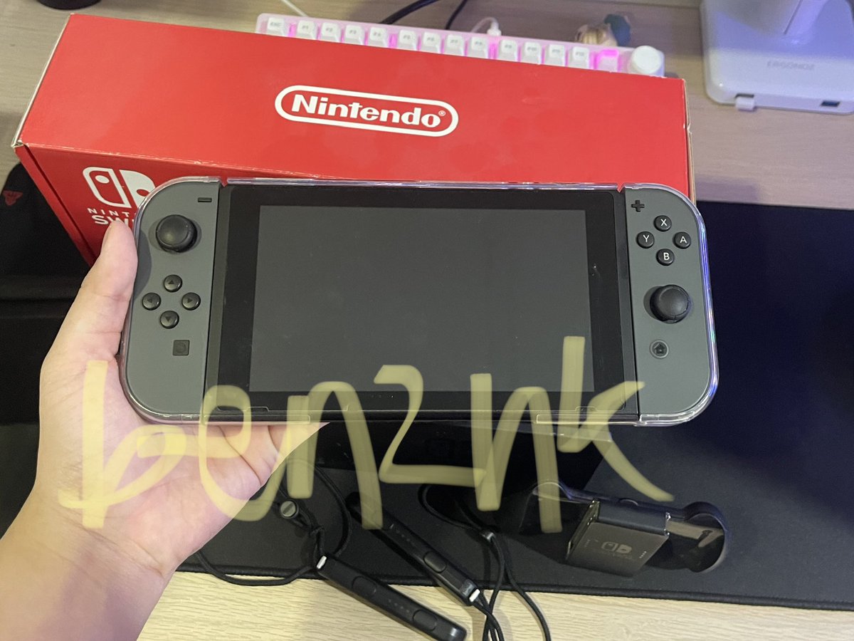 wiinksab's tweet photo. #NintendoSwitch กล่องแดง
อุปกรณ์ครบกล่องค่า ✨ มือสอง สภาพดี สามารถทักแชทเพื่อขอดูภาพเพิ่มเติมได้ 
ของแถม 🫶🏻🫶🏻
-กระเป๋���พกพา  มีช่องเก็บแผ่นเกมในกระเป๋า
-แผ่นเกม Zelda :breath of the wild🎉🎉
-ไอดีติดเครื่อง มี #animalcrossing ใช้ต่อได้เลยค่ะ!🤭💖(ตกลงซื้อแล้วจะทำการส่งรหัสให้ค่ะ) https://t.co/68lZSQU2sX