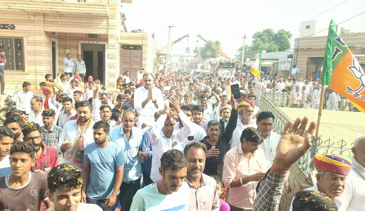SitaramBinda's tweet photo. जोश उमंग और उत्साह,
अप्रितम स्नेह और उल्लास !
जीत की ओर बढ़ते कदम !!
आभार #खुङी 🙏
@AjaysinghKilak 
#SitaramBindaDegana https://t.co/bITH17dAOf