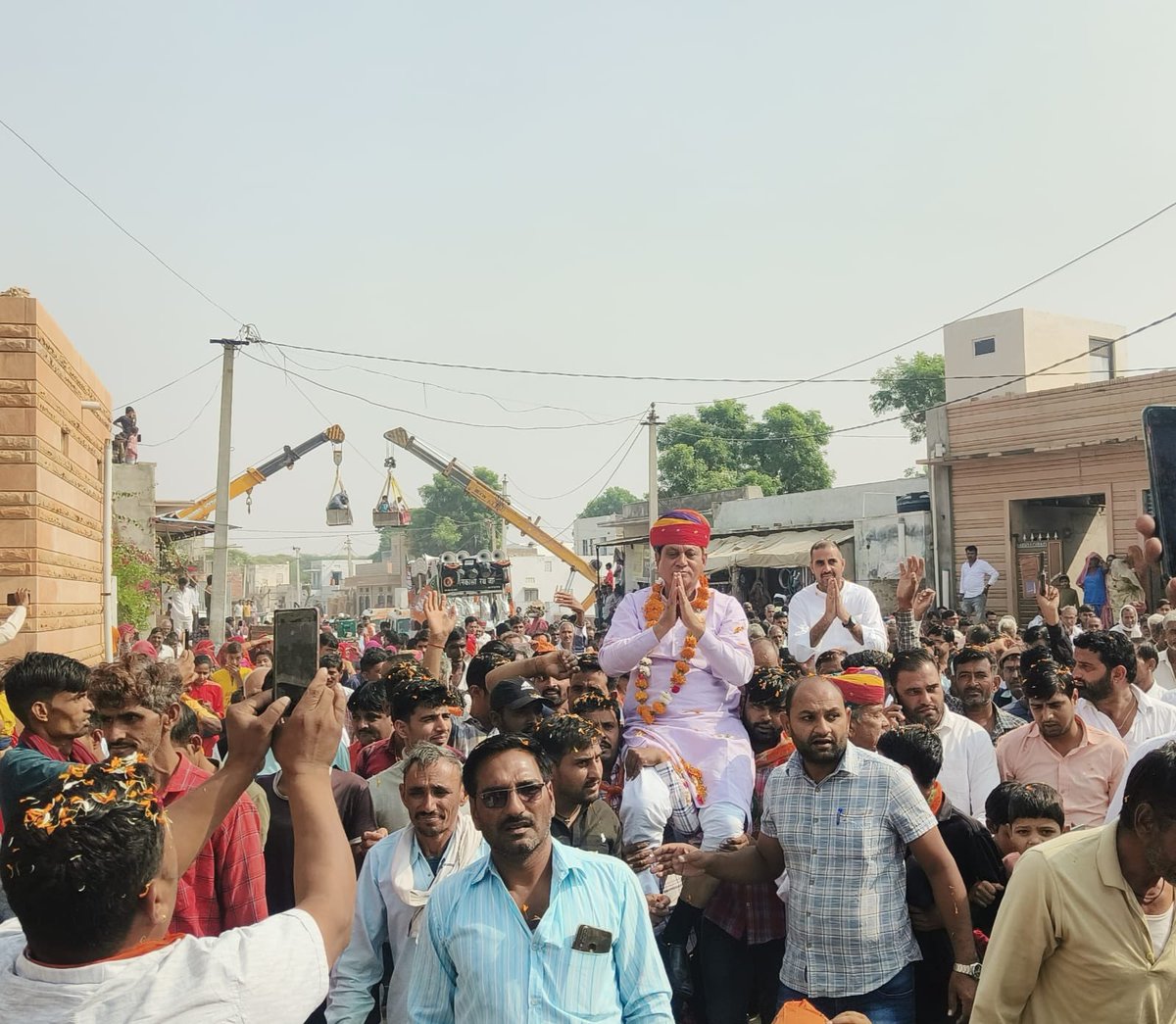 SitaramBinda's tweet photo. जोश उमंग और उत्साह,
अप्रितम स्नेह और उल्लास !
जीत की ओर बढ़ते कदम !!
आभार #खुङी 🙏
@AjaysinghKilak 
#SitaramBindaDegana https://t.co/bITH17dAOf