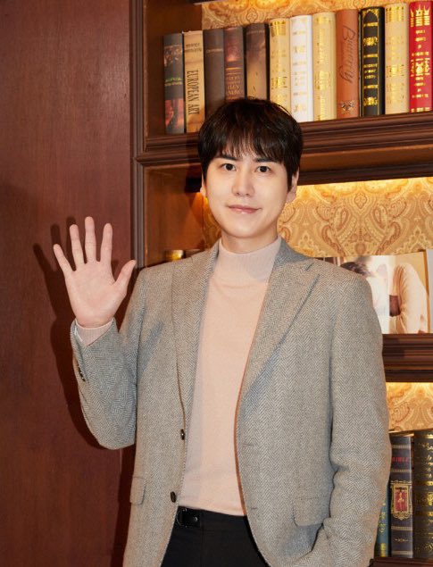 Super Junior Kyuhyun injured after dressing room attack Yesterday night, a woman in her 30s broke into Kyuhyun’s dressing room with a weapon. Kyuhyun was there for the last performance of musical ‘Ben-Hur’ He suffered a minor cut on his finger in the process of restraining her