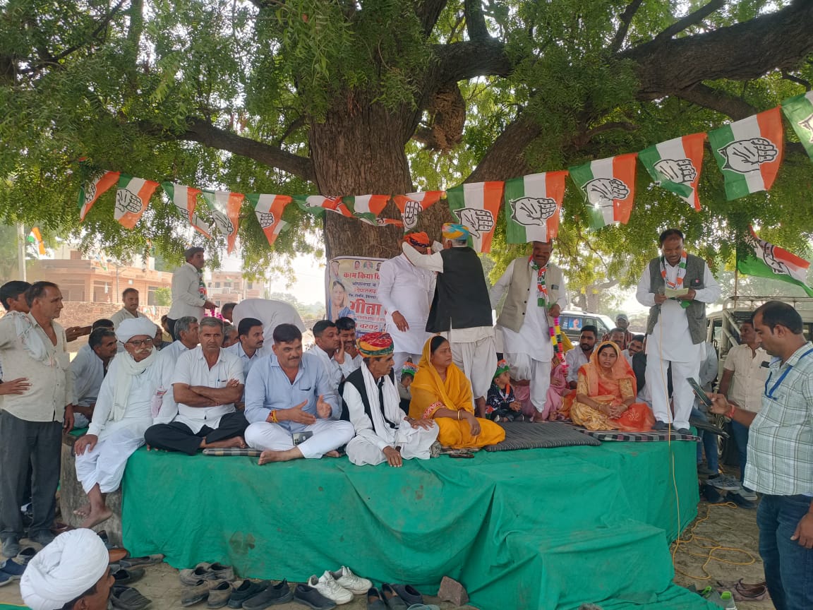 papuramdara's tweet photo. #विधानसभा_क्षेत्र_भोपालगढ़ में जनसंपर्क कार्यक्रम के दौरान ग्राम #धोरू में कांग्रेस प्रत्याशी श्रीमती गीता जी बरवड़ के समर्थन में मतदान करने का आग्रह किया।

#कांग्रेस_फिर_से
#आपणों_भोपालगढ़_आपणों_परिवार 
#Bhopalgarh #GeetaBarwar #CongressPhirSe https://t.co/Hm5gJxGXPz