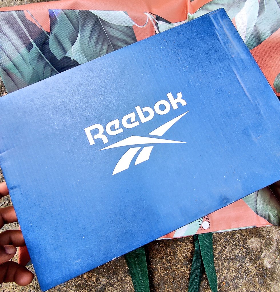 Labonnechemise's tweet photo. Les femmes qui offrent des cadeaux  sont les meilleures 😊❤️

Donnez de l'amour à votre chéri 😊

 Livraison matinale d'une paire de Reebok Classics pointure 43 🔥 et d'une montre connectée

Il n'en revenait pas 😂

Faites-en de même,il vous le rendra bien 👌🏽✅ 

671978370 ☎️ https://t.co/bGRBV5pbA6