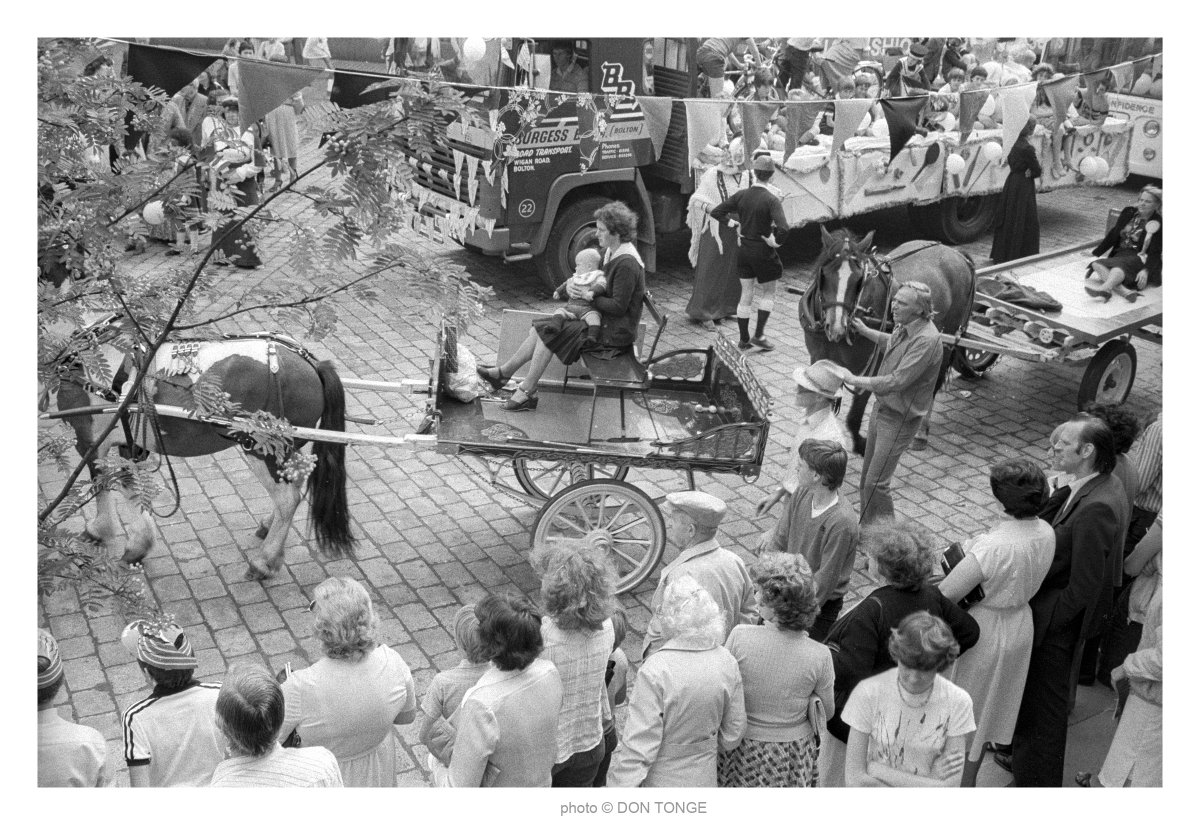 A Better Time in our Town! The 1980/81 Carnival on Le Mans Crescent, Bolton, Lancashire, England UK. In my opinion, the crescent should be completely pedestrianized. etsy.com/uk/shop/DonTon… #britishculturearchive #caferoyalbooks #monochrome #socialhistory #documentingbritain