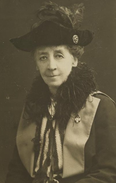 womensart1's tweet photo. N. Irish sculptor Anne Acheson (1882-1962) sculptor Elinor Hallé (1856-1926), jointly devised the idea of creating plaster casts for broken limbs during WW1. One of the most important advances in medicine as before that broken limbs often meant permanent disabilities #WomensArt https://t.co/jzhnPGs1sa