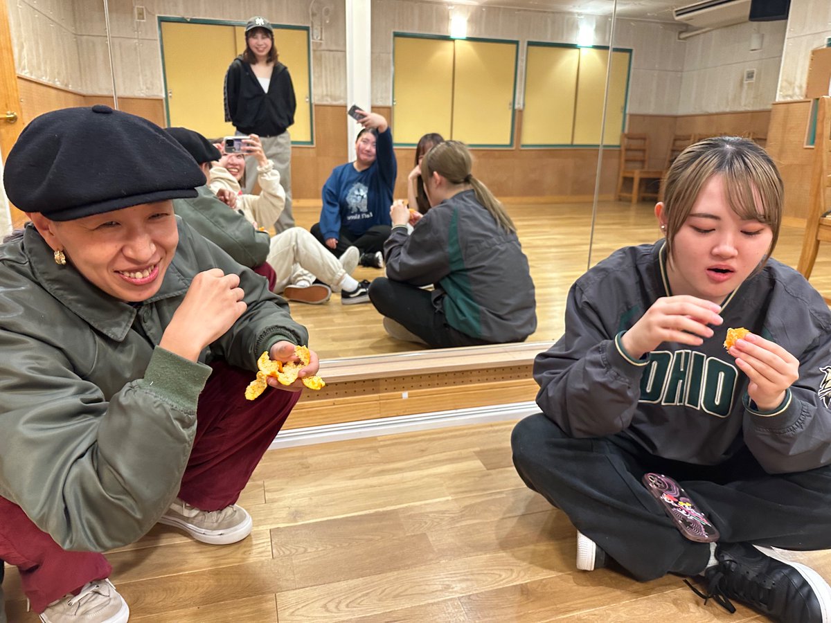 【ズ式　オフショット📸】

TikTok撮影をたくさんした日の写真💁🏻‍♀️
撮影後にズ式メンバーのfuaと
Zoo-Zooさんがみかんを食べてる
オフショットも😂

レッスンも撮影も毎回楽しい時間⏳
年齢も普段の生活もバラバラな私たちにとって、すごく大切な時間なのです🤭
#ズ #ズ式　#いつもありがとう
