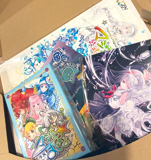 参加させていただいた魔法少女ボドゲ『マジョ×まじょ』製品が届きました 自分のイラストがカードになるの初めてで嬉しい 運営の皆様本当にお疲れ様でした! 3枚目は設定資料用に描いた変身前 4枚目は締め切り間際にiPad会社に忘れてきて、もうこれで許してもらおうって電車でスマホに描いたやつ