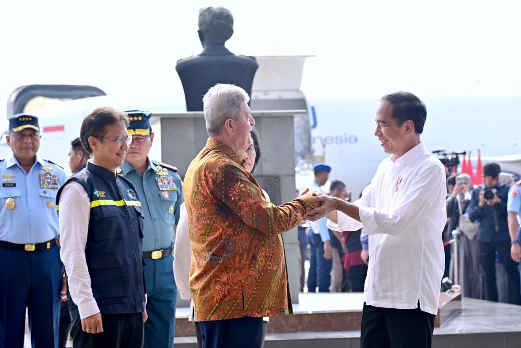 Hari ini saya kembali melepas bantuan kemanusiaan untuk Palestina yang dikirimkan melalui Pangkalan TNI AU Halim Perdanakusuma, Jakarta. Bantuan tahap kedua sebanyak 21 ton ini diangkut dengan dua pesawat menuju El-Arish di Mesir untuk kemudian disalurkan ke Gaza, Palestina.