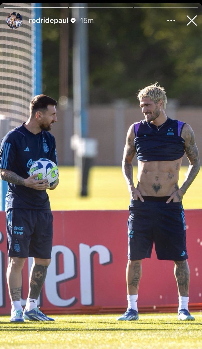 WeAreMessi's tweet photo. Leo Messi with Rodrigo De Paul during training! https://t.co/zIpyRZZDc8