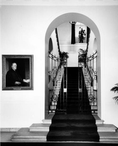 #OTD in 1947
The Grand Staircase to the second floor of the White House, as it appeared on November 20, 1947, prior to the renovation undertaken under the Truman administration. National Park Service.
#blackandwhitephotography #HarrySTruman #WhiteHouse #NationalParkService