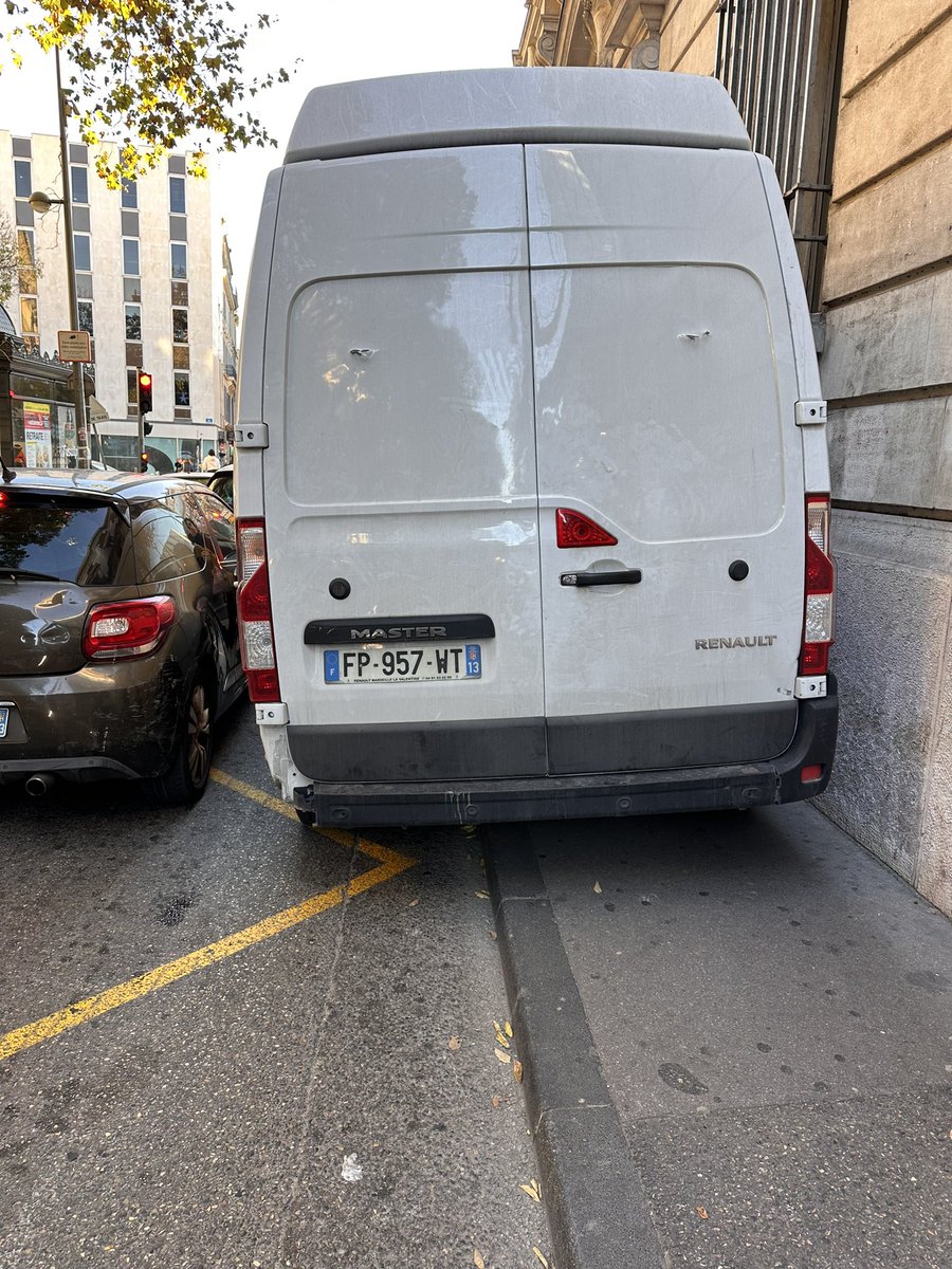 #Marseille Cours Pierre Puget. Les 80cm de trottoir utilisés comme place de parking. <a href="/gcum_fr/">Garé Comme Une Merde - Officiel</a>.