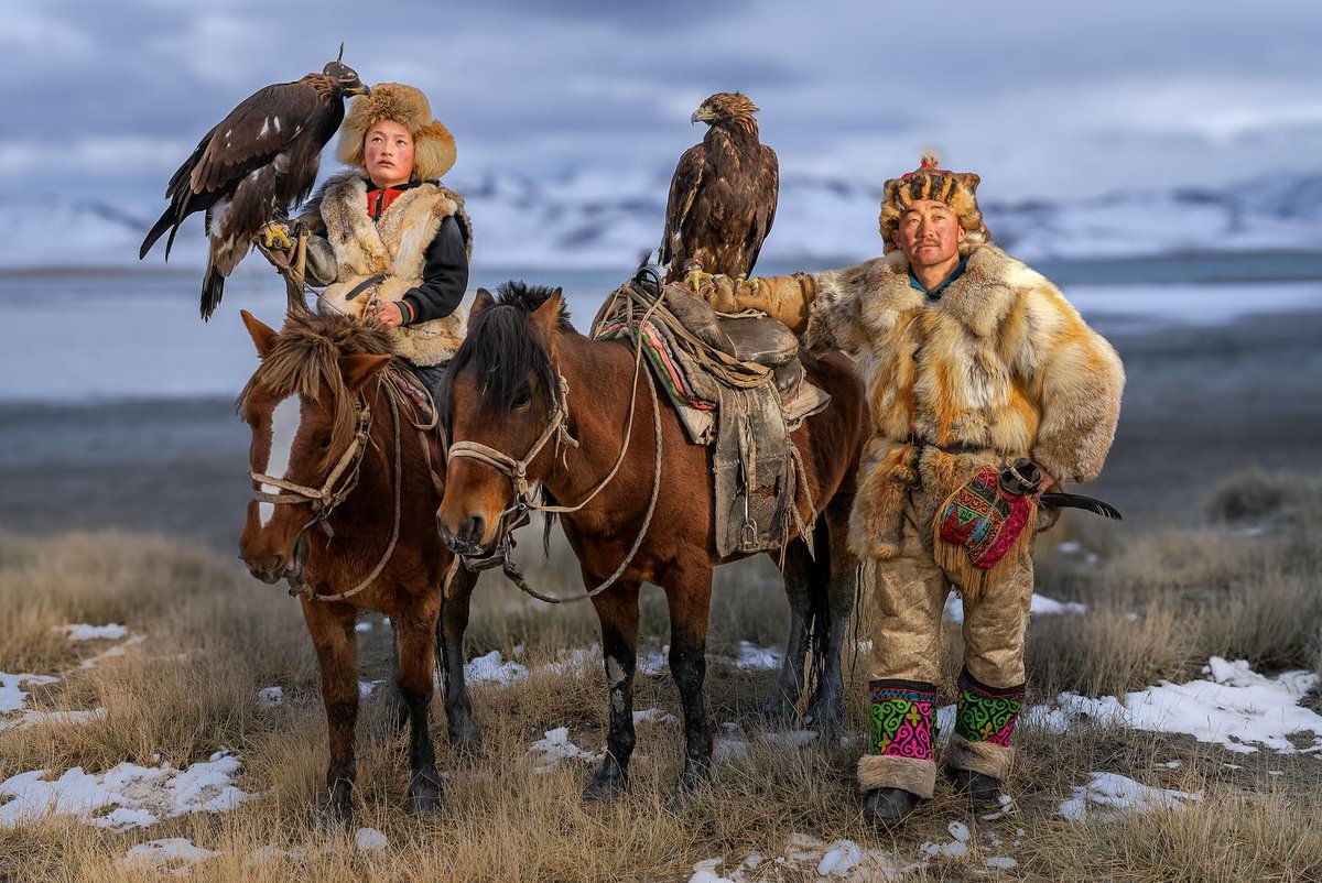 indy_guide_com's tweet photo. Teaching the next generation of eagle hunters.😍
📷 firakwan #lensanuswantara #humanpotrait #fotograferindonesia
#raw_community #insanindonesia
#cameraIndonesia #instanusantara #ir_photographer
#fivestars_people
#kings_works
#indonesia_greatshots #mongolia #travel #eaglehunter https://t.co/hSNVpuu8Kg