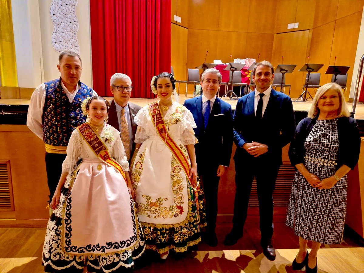 rmcoopera's tweet photo. La @regiondemurcia acompaña a la Casa Regional de Murcia y Albacete en la @c_valenciana que preside Blas García Aranda en la celebración de su 70 aniversario junto a más 350 personas en el @AteneoValencia.

@AytoMurcia, la @FphMurcia, Peña la Crilla

#cultura #tradiciones https://t.co/EtuqFhb0oW