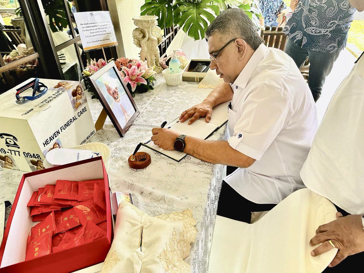 DrZahidHamidi's tweet photo. Setiausaha Politik saya, Datuk Wira Megat Zulkarnain bin Tan Sri Omardin telah dapat bersama hadir bagi memberikan penghormatan terakhir serta menyampaikan salam takziah kepada balu serta anak-anak mendiang Datuk Seri Maglin Dennis D'Cruz, Presiden Parti Progresif Penduduk (MyPPP), juga mantan Timbalan Menteri Penerangan, Komunikasi dan Kebudayaan yang telah meninggal dunia minggu lalu.

With heartfelt condolences.