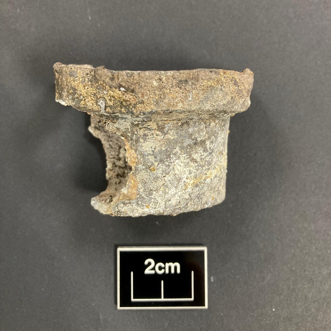 wessexarch's tweet photo. This birdfeeder was #FoundInTheGround by our archaeologists in Bristol, in a dump of late 18th c. household refuse! 🕵 🦜
By the 18th c., tropical parrots were being imported to Europe, where their ability to mimic sounds provided both delight and irritation to their owners! 🎶 https://t.co/Jfofi5o1NX