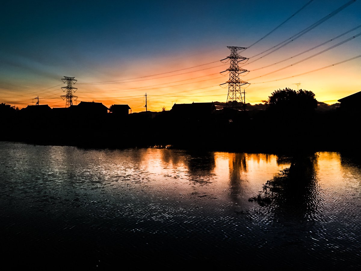 Eye_drops_flow's tweet image. 風が吹いてて寒い〜🍂
けど綺麗な空