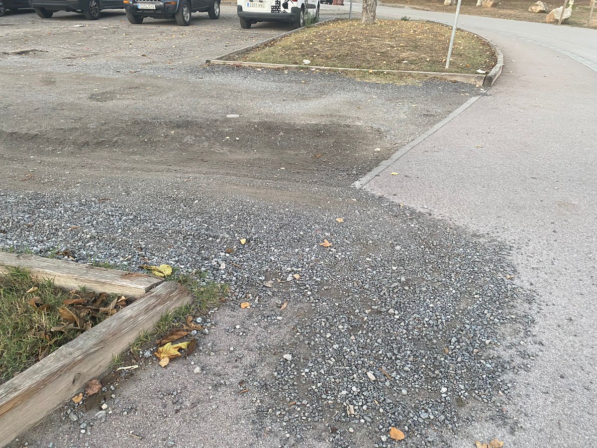 JordiSeguer's tweet photo. Hem demanat al govern local que actuï com més aviat millor i faci un bon manteniment de l'aparcament situat al passeig fluvial, a tocar de l'avinguda Francesc Macià de #Parets.
#GoverndeCarrer #ViaPública #MilloremParets https://t.co/x3MRrJYvr7