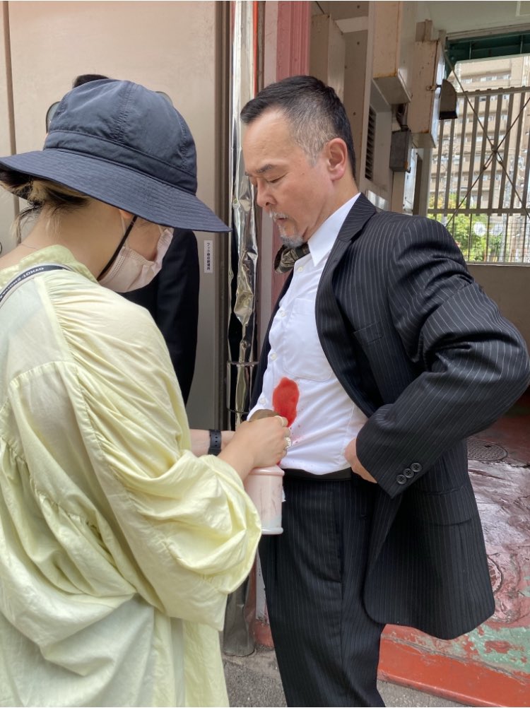 MasYoshi_Actor's tweet photo. 18回目の抗がん剤治療も終了‼︎
写真は小野寺暗殺未遂撮影時のオフショット

「ラッシュ・ライブ〜新約・神話大全」を聴いて副反応に対抗しよう‼︎
トリオとは思えないポップで強靭なプログレハードを未聴の方は是非‼︎
#日本統一
#小野寺理事長補佐
#プログレハード
#ラッシュ
#Vシネマ
#吉沢眞人 https://t.co/lCl83pt6zW