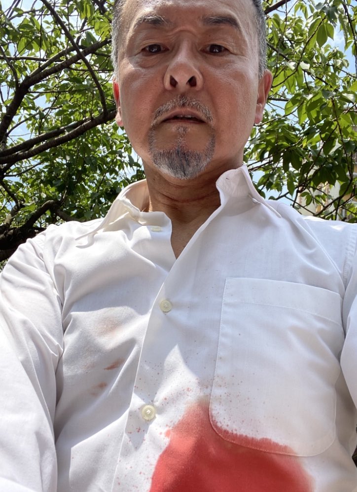 MasYoshi_Actor's tweet photo. 18回目の抗がん剤治療も終了‼︎
写真は小野寺暗殺未遂撮影時のオフショット

「ラッシュ・ライブ〜新約・神話大全」を聴いて副反応に対抗しよう‼︎
トリオとは思えないポップで強靭なプログレハードを未聴の方は是非‼︎
#日本統一
#小野寺理事長補佐
#プログレハード
#ラッシュ
#Vシネマ
#吉沢眞人 https://t.co/lCl83pt6zW