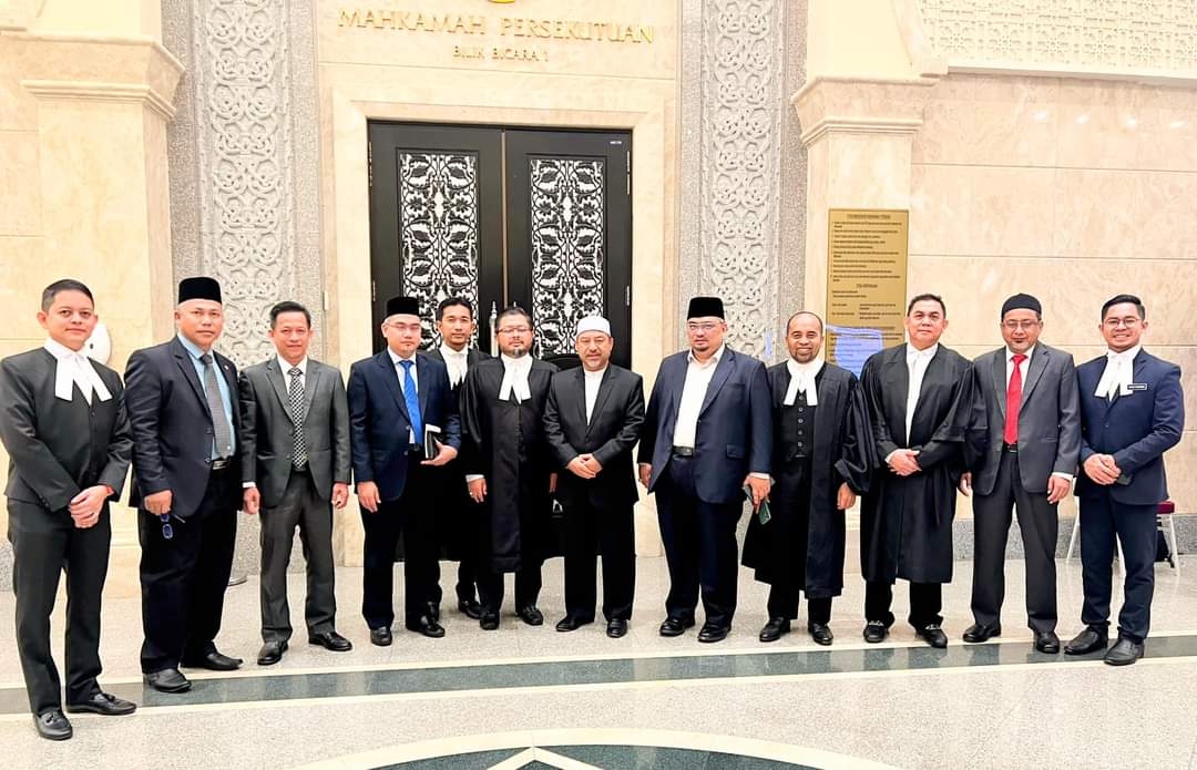 Akhimal1's tweet photo. Kes Nik Elin ditangguhkan.
Terus munajat dan doa. https://t.co/mHUJ6QKQRm