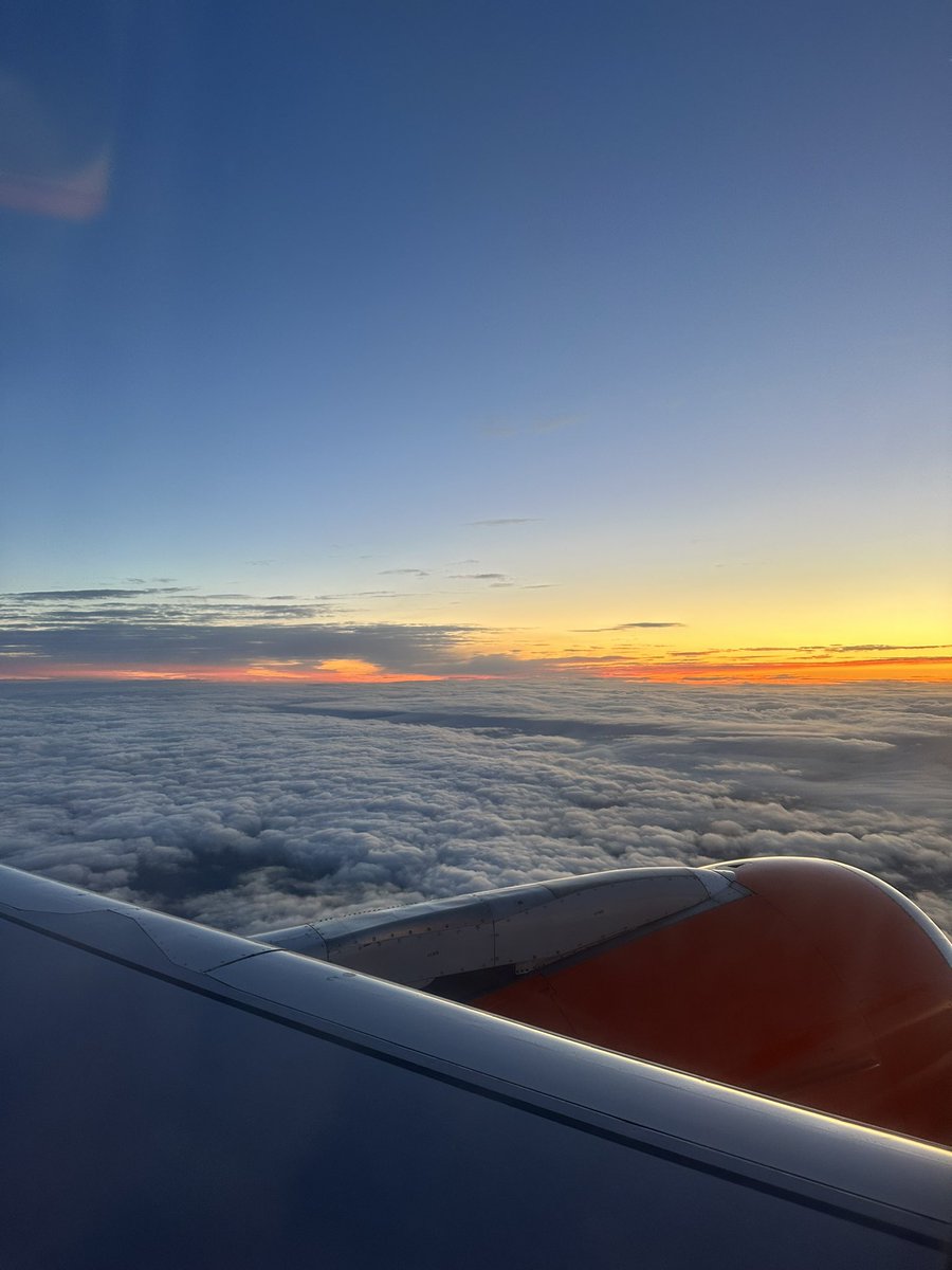 RichWSimpson's tweet photo. An early 3.30am start today to see this sunrise from the plane taking me to meet our Personal Travel Agents for their conference in Paris. Aboard a Uniworld river cruise. Happy Monday to you all ✈️ #PTAconf2023 https://t.co/GjLcSQjXlR
