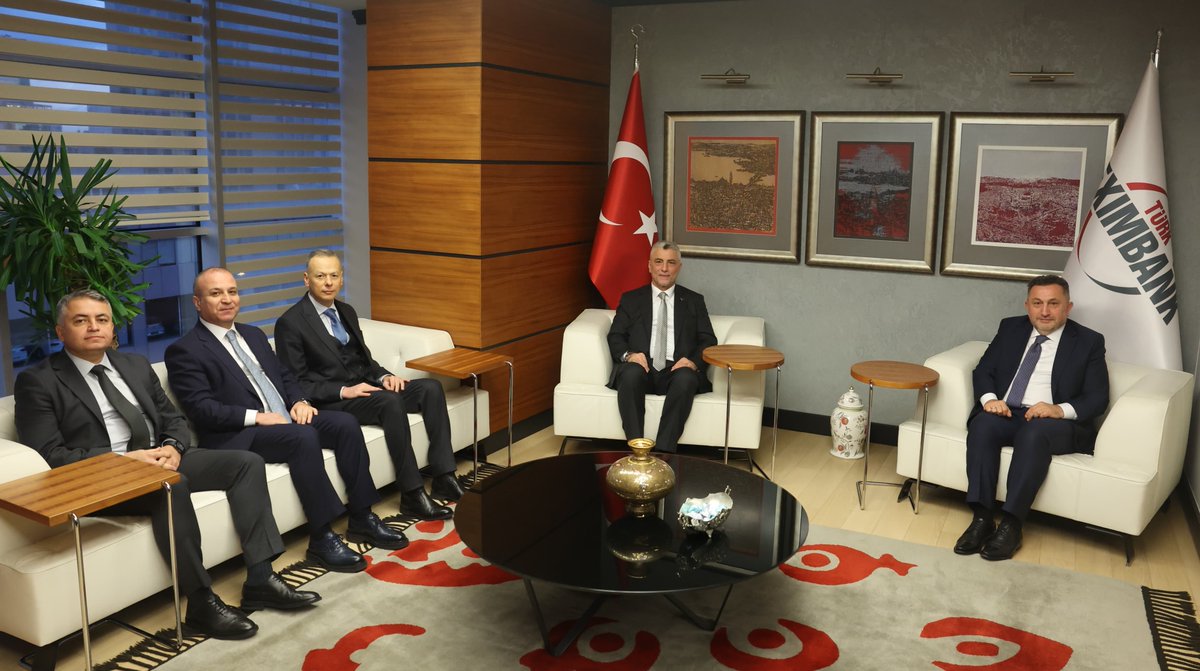 Turk_Eximbank's tweet photo. Ticaret Bakanımız Sayın Prof. Dr. Ömer Bolat ve beraberindeki heyet Bankamızı ziyaret ederek Genel Müdürümüz Sayın Ali Güney’den Bankamızın çalışmaları ve hedefleri hakkında bilgi aldı. 

Türkiye’nin en büyük ihracat destek kuruluşu olan Bankamızın, 2023 Ekim sonu itibarıyla ihracatçılarımıza sağladığı 15,1 Milyar Dolar kredi, 18,5 Milyar Dolar sigorta ve garanti olmak üzere toplam 33,6 Milyar Dolar destek hakkında Sayın Bakanımıza brifing verilerek bu desteklerin artırılması amacıyla hayata geçirilen projeler hakkında görüş alışverişinde bulunuldu.