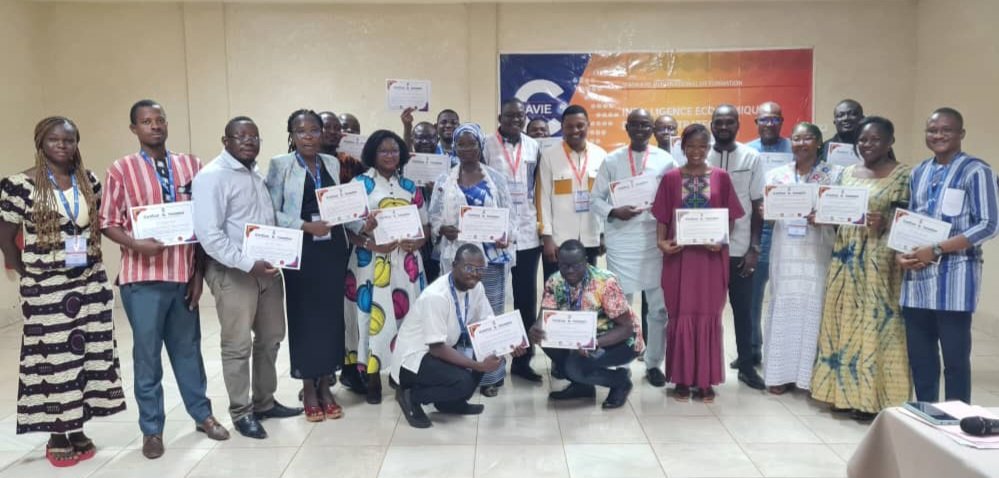 Veille stratégique & intelligence économique : 20 cadres certifiés au Burkina Faso, par le #CAVIE, sur financement Banque mondiale. Nom de promo: Guimbi OUATTARA, princesse et pionnière de l'IE
#IntelligenceEconomique #VeilleStratégique #MarchésAfricains #InvestirauBurkina #PME