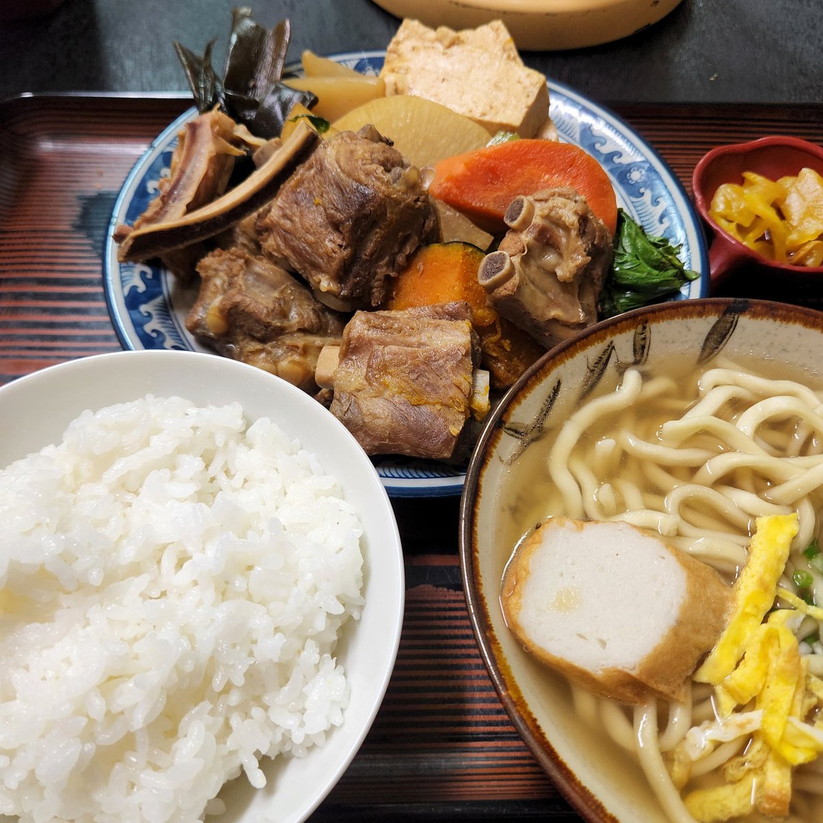 MITEKI365's tweet photo. アジアの怪しげな雰囲気が漂う薄暗い通りのお店で昼飯「ソーキ定食」食ってきた😋　地元民に愛される老舗の食堂。　お肉もたっぷりで、煮付けの野菜や沖縄そばも付いてる✨　普通に美味かったよ👍✨

#MITEKIグルメ

📍大衆食堂ミルク
 https://t.co/HsOWIwQnZ6 https://t.co/I7dePdkSxm
